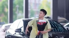 CEO cuek pada semua wanita, tapi jatuh cinta pada sekretaris barunya dan tersipu