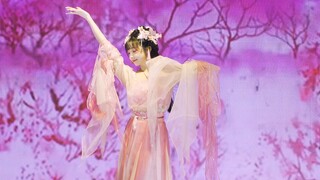 Transformed into Chang'e, dancing gracefully
