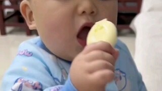 الأب يلتهم عصا الجبن الخاصة بالطفل اللطيف دفعة واحدة؛ في المرة الأولى تقبّل الأمر بهدوء، أما المرة ا