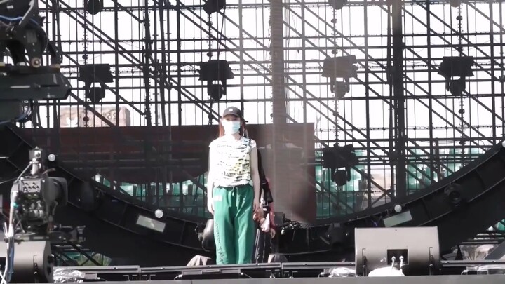 Ju Jingyi practices "Love Emergency"; if you guys like it, don't forget to toss a coin!