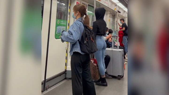 坐地铁遇到的这身材确实很棒
