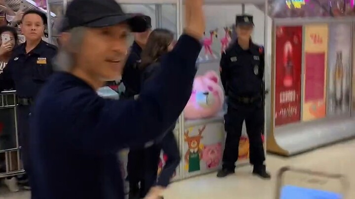 Who is it? They’ve blocked the road again and there are so many security guards? Aaaah—It’s Stephen 