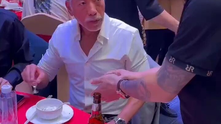 Cermin Konyol: Aku Tak Perlu Berlutut Saat Bertemu Pejabat, Tak Perlu Berdiri Saat Bersulang!