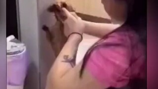 امرأة من شمال شرق الصين تُعلّم كلبها بطريقة تشبه المناهج الدراسية