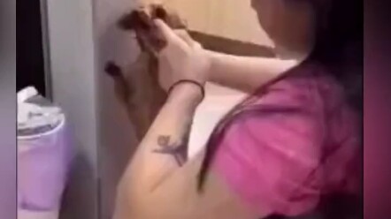 Wanita Timur Laut yang mendidik seperti anjing berdasarkan kurikulum