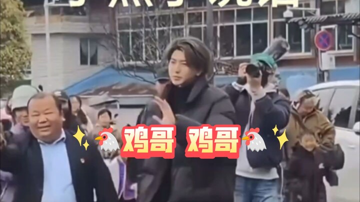 Caixukun bị lạc mất chính mình giữa những tiếng gọi "Anh Gà, Anh Gà" của lũ trẻ.