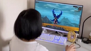 鹿姐玩魔兽玩到忘我 绿豆汤都快熬干了