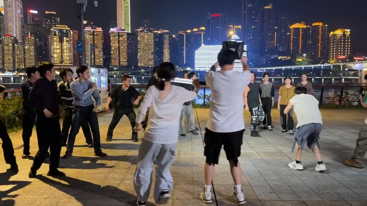 ผู้คนถ่ายทำเกาะสมบัติใหม่จากมุมมองบุคคลที่สาม สามวงร่วมกัน