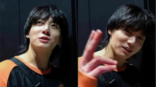 他的穿衣风格：黑/灰/白色的宽松套装 且贵