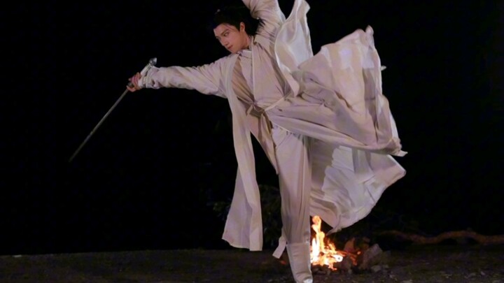 Replika 1:1 dari tarian pedang api unggun Menara Teratai