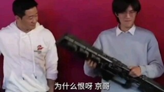 流浪地球2路演 吴京和道具组的爱恨情仇 你拎不动你做出来让我拎？