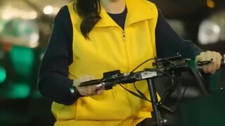 สาวน้อยน่าสงสารส่งอาหารให้CEOกลับตั้งครรภ์แฝดสี่ไม่ รู้ตัวCE0พากลับบ้านจากนั้นตามใจเธอทุกอย่าง!