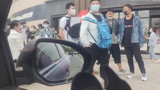 [Genshin Impact Itache] Đám đông rất phấn khích khi tôi lái xe ngang qua Pizza Hut trong Genshin Imp