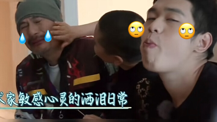 Xu Jinjiang dan putranya ngamuk-ngamuk, malah manja-manja sama istri minta dipeluk. Perbedaannya tuh