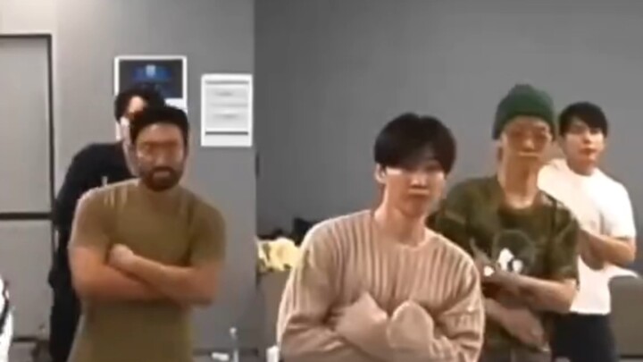 老叔叔表情表示不想再搓了哈哈哈哈哈怎么还有个野人哈哈哈哈哈