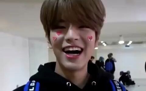Ulasan panas di situs Korea The Qoo: Bukti bahwa Kim Seungmin dari Stray Kids lupa menyembunyikan ek