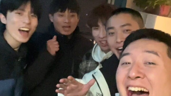 أي فتى يرفض تحديًا على الحلبة؟