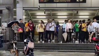 出门就是游泳馆啊