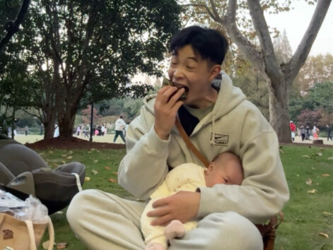 Warga Jepang membawa putrinya ke Taman Zhongshan