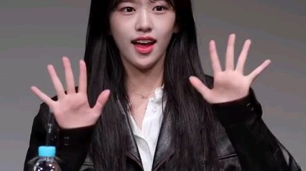 It’s as easy for Ahn Yujin to look cool as breathing.