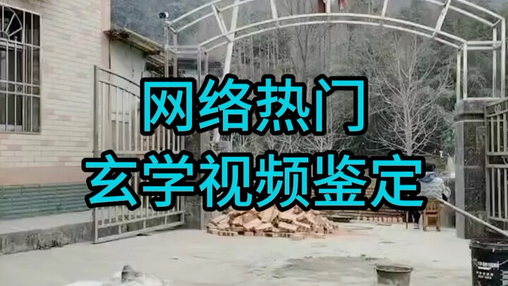 Trước cửa có mộ