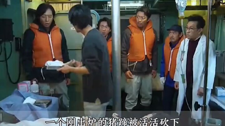 الفتاة كانت تعمل على السفينة، ولم تتوقع أن يسقط شيء ضخم فوق رأسها في اللحظة التالية!