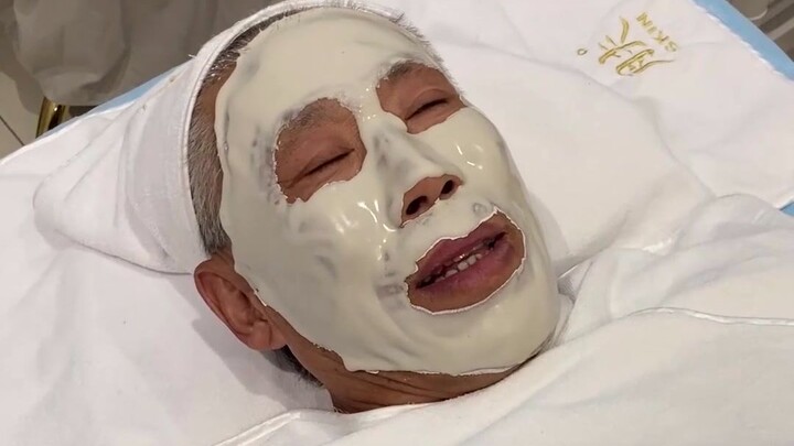 When I took Grandpa to try the mermaid beauty treatment, he suddenly needed to use the restroom… Wha