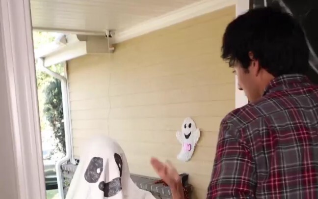 الإمساك بالطفل باليدين الفارغتين