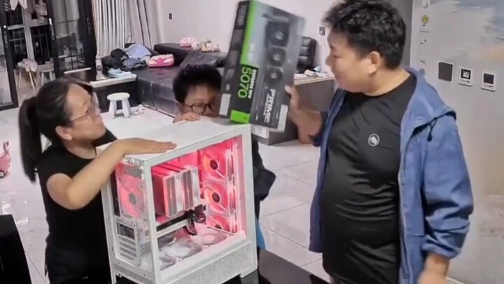 71. Vợ vốn định tặng chồng một bất ngờ bằng cách mua 5070, nhưng cuối cùng lại vứt luôn chiếc case m
