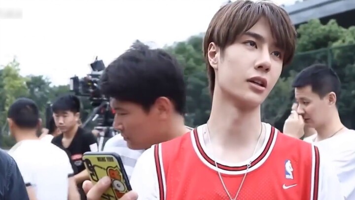 [Blog Phần 3 (Phần 1)] Vương Nhất Bác, sự nghiêm túc trong kinh doanh của anh ấy giống như một nghệ 