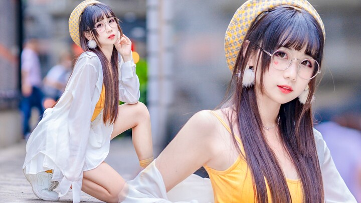 นักท่องเที่ยวเสื้อเหลืองในงานแสดงสินค้าจิ่นปั๋วฮุ่ย