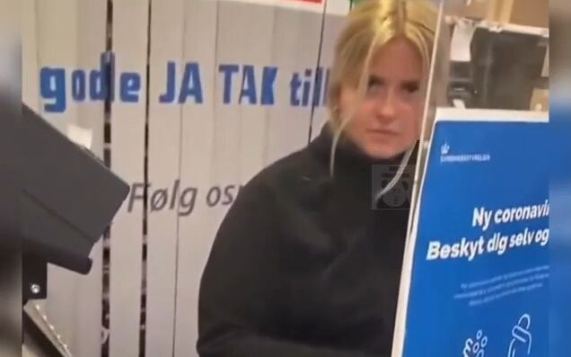 Cô ấy hình như rất hiểu [nhăn răng]