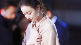 رائعة حقًا! جميلة ساحرة بجاذبية لا تُقاوم، من يستطيع مقاومتها؟！