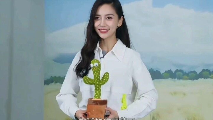Tak heran memang sang ratu iklan profesional, dua gadis itu berlari pun penuh pesona #angelababy #Li