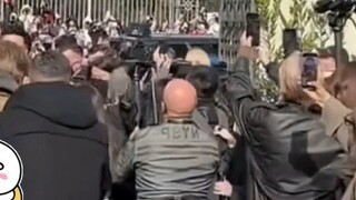 They really tried their best to take pictures of Xiao Zhan. The first guy was really good at positio