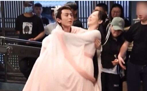 Cheng Yi’s princess carry has finally gotten justice for all the female celebrities!