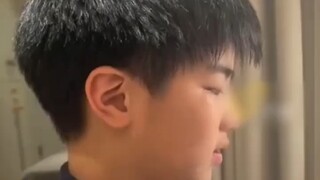 My son sighed, saying, "Wow, all my classmates come from super-rich families..."