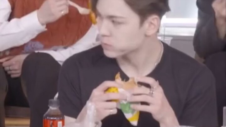【Choi Han-sol】With the world in chaos, Bonong just wants to eat.