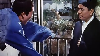 男人跟道长学习穿墙法术，不料学艺不精，直接卡在墙壁之中