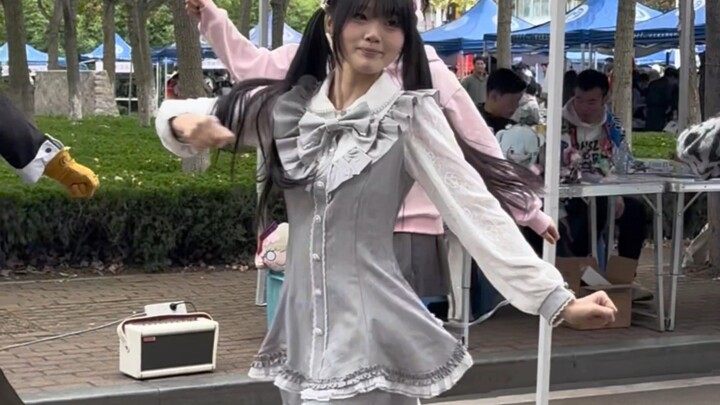 น้องอัปออฟไลน์ กลับกลายเป็นรุ่นพี่จากชมรมอนิเมะที่มาคัดเลือกสมาชิกใหม่ด้วยการเต้น