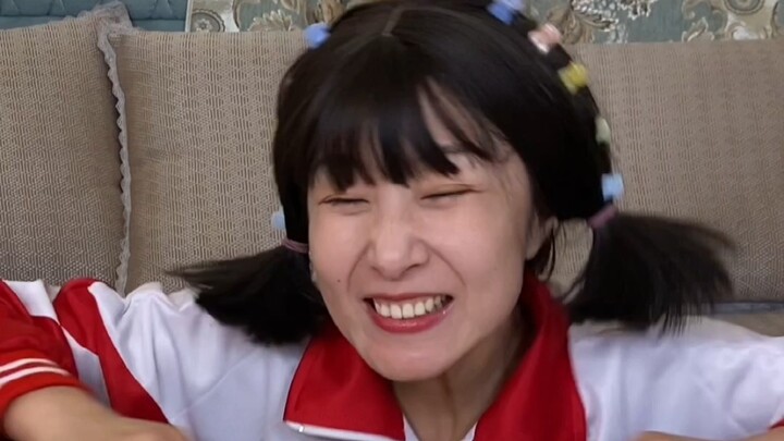 Sister’s fist is clenched again and again!