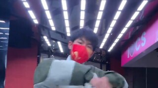 When the high school boys were dancing, the greenhead fish suddenly invaded? A direct battle?