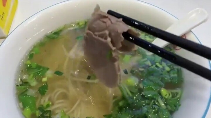 لماذا يُقال إن معكرونة لانتشو المنسوجة تشبه عيبًا في هذا العالم؟