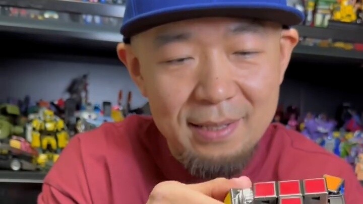 Percayakah Anda bahwa Kubus Rubik bisa berubah menjadi robot? Robot Kubus Rubik Hari Jadi ke-50 Band