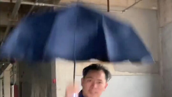 No folding umbrellas allowed in idol dramas!