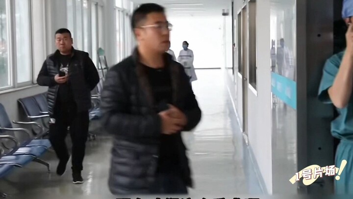 ระหว่างผ่าตัดเปิดกะโหลกอยู่ดีๆ แพทย์ก็เดินออกจากห้องผ่าตัดไปเฉยๆ ญาติคนไข้ถึงกับสติแตก ร่ำไห้โฮ