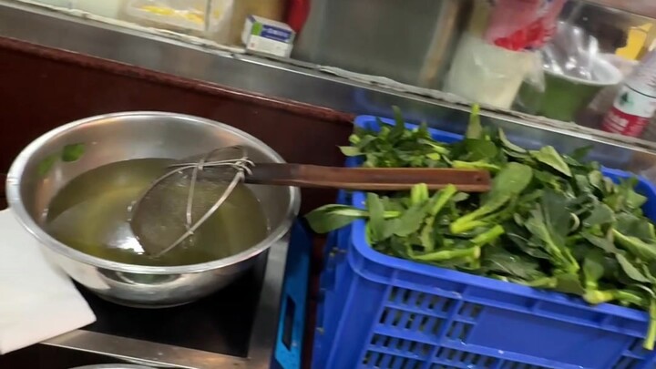 Pak Tua demi menghemat satu kotak bungkus, balik lagi ke rumah ambil dua buah kotak; hemat di tempat