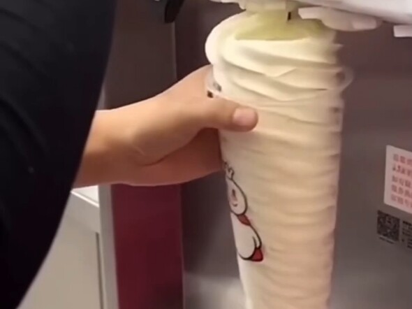 店员：再打机器都要冒烟了。。。。。。 #美食是快乐生活里的魔法 #甜品里有快乐的味道 #抵挡不住美食的诱惑嘎嘎好吃