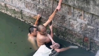 หญิงสาวคนหนึ่งตกน้ำและหมดสติ แต่มีคนใจดีสามคนช่วยกันอย่างสุดความสามารถ