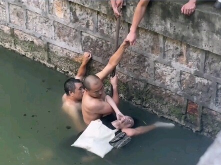 Seorang wanita jatuh ke dalam air dan pingsan, tiga orang baik hati berjuang keras untuk menyelamatk